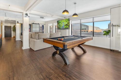 Wholesale District Apartamento | 6 BR Condo in the Heart of Indy - 3 blocks to ICC