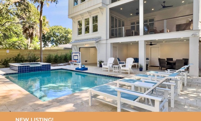 Isle of Palms Casa | 6 BR Home w/ Pool Close to Ocean | Chef's Kitchen