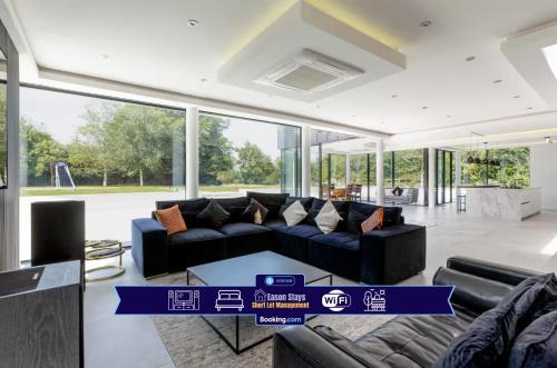 Rugby Casa | 6 BR Luxury House With Huge Garden and Cinema Room By Eason Stays Short Term Rental Rugby