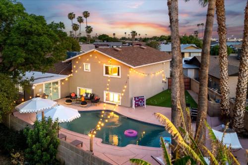 Glendale Casa | 6 Br Resort Style Home Pool Game Room Fire Pit