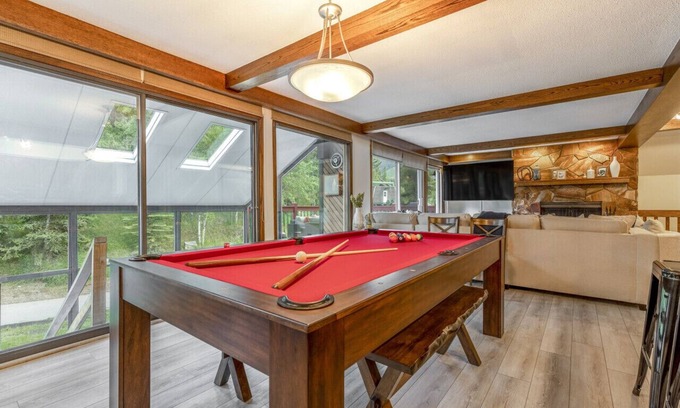 East Kootenay Casa | 6-Br Ski Chalet | Ski In/Ski Out – 20 Steps to LIFT | POOL + PRIVATE Hot Tub