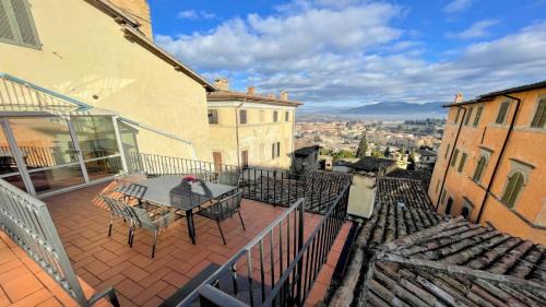 Spoleto Apartamento | 6 guests apt with terrace in pedestrian historic centre of Spoleto
