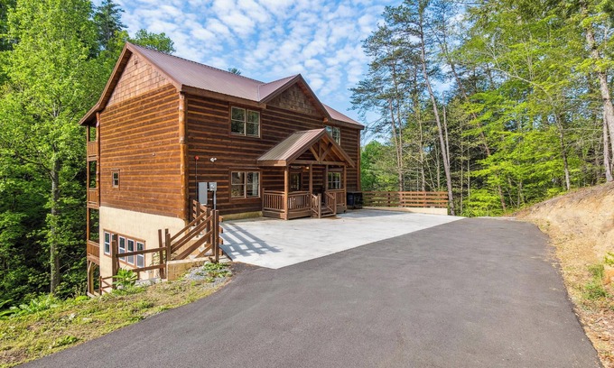 Caton Cabina | 6 King Master Suites, Large Pool, Grill, Hot Tub, Game Room and Theater!