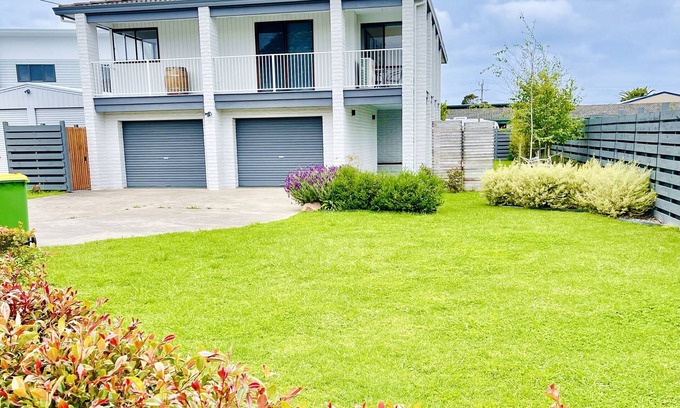 Lakes Entrance Casa | 6 Lake st, 4 bedroom , 3 bathroom, 4 toilets, kitchen upstairs and downstairs