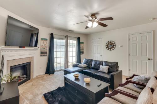 Southeast Raleigh Casa | 6 Mi to Dtwn Raleigh Townhome with Fenced Patio!