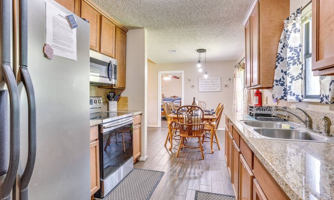 Lufkin Cabaña | 6 Mi to Ellen Trout Zoo: Family Home w/ Yard!