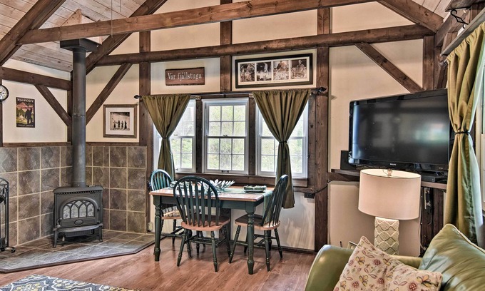 Linville Cabaña | 6 Mi to Grandfather Mountain Park: Cottage w/ Deck