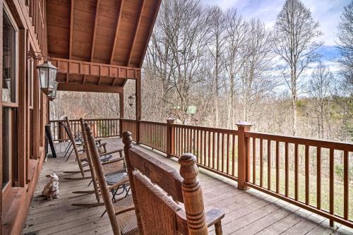 Gatlinburg - Pigeon Forge Casa | 6 Mi to Great Smoky Mtns Quiet Cabin with Hot Tub
