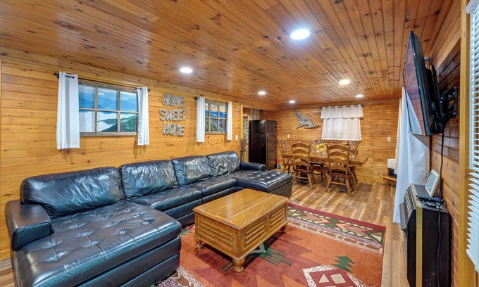 Robbinsville Cabina | 6 Mi to Town: Robbinsville Apt w/ Deck & Grill