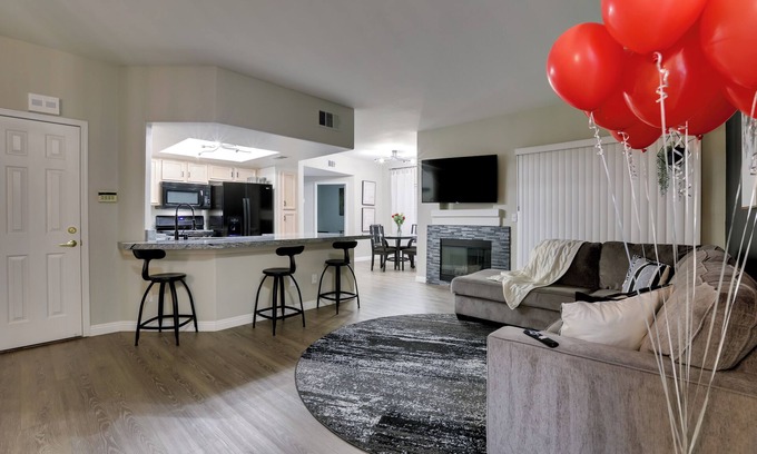 Canyon Gate Condominio | 6 Mi to Vegas Strip: City-View Gem w/ Pool Access