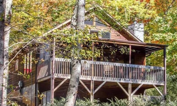 Skyland Cabina | 6 miles from Downtown Asheville cabin w/hot tub