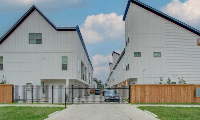 Riverside Terrace Casa | 6 Min from Medical Center & Houston Zoo!