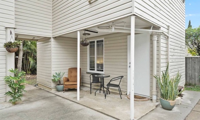 Greenslopes Casa | 6 Min to CBD Self-Contained Studio