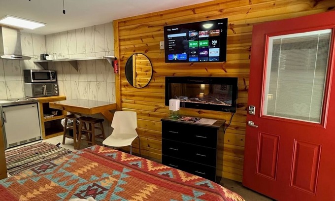 Pigeon Forge Hotel | 6 on the Ridge @ Sterling Ridge Close to all the fun..but in the woods!