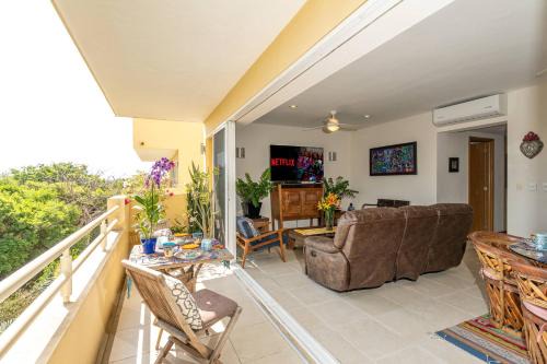 Flamingos Apartamento | 6 Person Occupancy 1 Block to Beach Views from Terrace