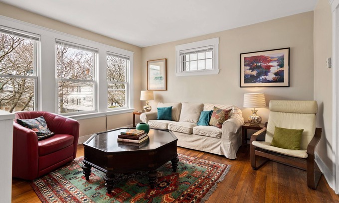 Metropolitan Hill - Beech Street Condominio | 6 Room: 2+ Bedroom: Sunny Quintessential Boston