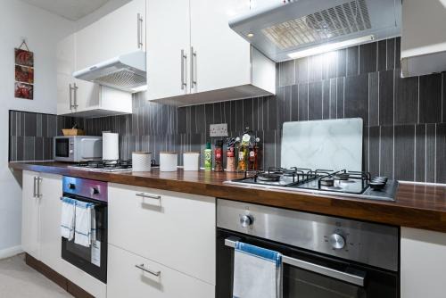 Hull Casa | 6 Roomy Bedrooms Favour Spacious Inn - Sleeps 13 Hull Central Location