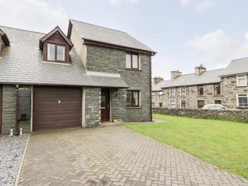 Manod Casa | 6 Stad Yr Ysgol