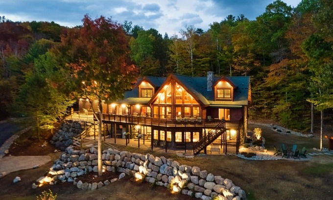 Bartlett Casa | 6000 ft² Log Home With Amazing Views ~ 3 Miles To Storyland. No parties/events.