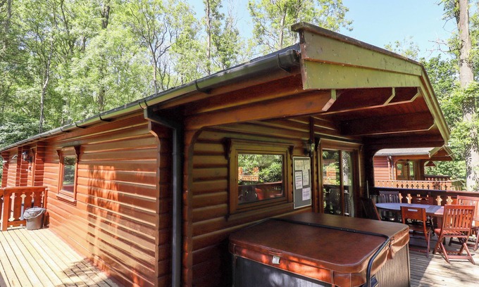 Kenwick Cabaña | 64 ACORN LODGE KENWICK PARK, pet friendly, with hot tub in Louth