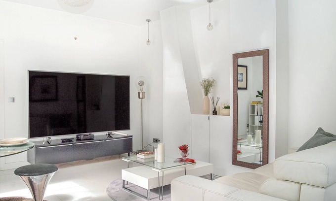 Champs-Elysees Apartamento | 645sqft 1BR/1BA Golden Triangle Apt. – Montaigne/George V