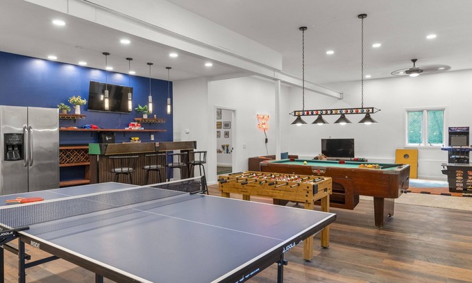 Cresco Casa | 6500 sqft★9BR!★Gorgeous Modern Ranch★Serene Backyard/Deck★Huge Game Room★PETS!