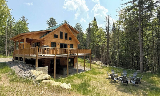 Carroll Cabina | 65PT New Log Cabin in Private Setting. Hot tub, Fire pit, Gym/Pool Access, and Dog Friendly!