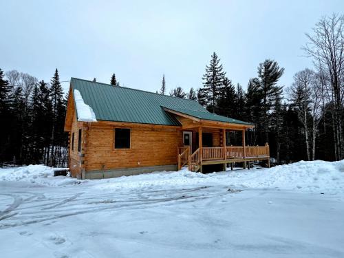 Carroll Casa | 65PT New Log Cabin in Private Setting. Hot tub. Gym/Pool Access!