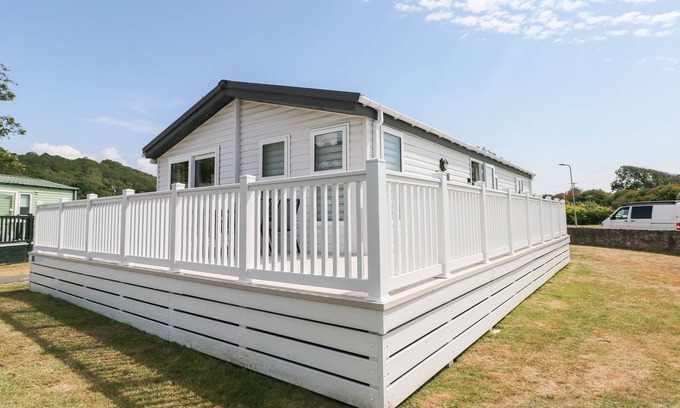 Pendine Cabaña | 69 THE PADDOCKS, pet friendly, country holiday cottage in Pendine