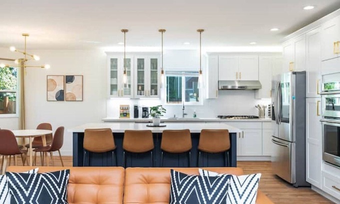 Central District Casa | 6B/4BA SFH in Leschi w/backyard 8 Beds Sleeps 16