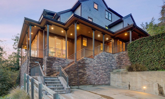 San Anselmo Casa | 6bd/3.5ba Marin Home w/ Hot Tub + Billiards + BBQ