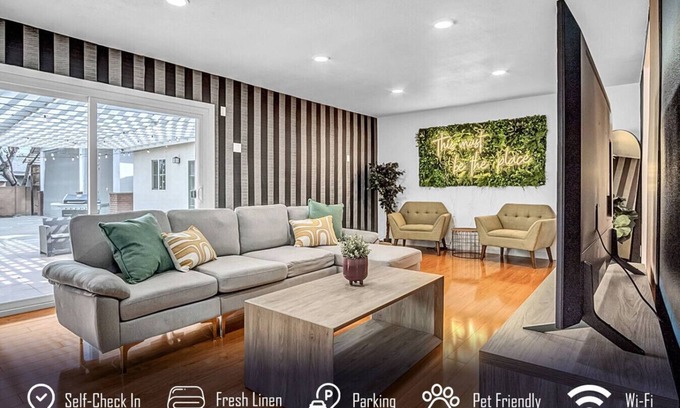 Sherwood Forest and Thistle Development Casa | 6BR 3BA Home near Disneyland