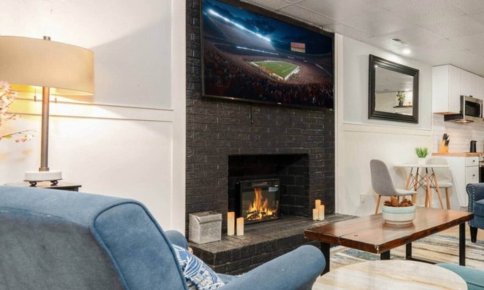 Durham Casa | Charming 6 bedroom home in Durham for your perfect getaway. 10 Min Walk to Duke.