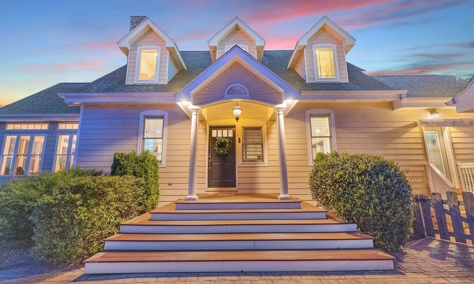 Leicester Casa | 6BR/4.5BR Retreat: Views, Pool, HotTub, Sauna & Game-room