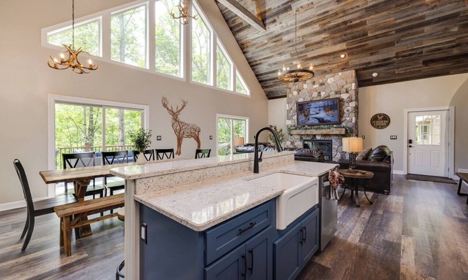 Massanutten Casa | 6BR ¦ 5 King Beds ¦ Bunk Room with 2 Bunks ¦ 8 Bathrooms ¦ Platinum Pool Pass!