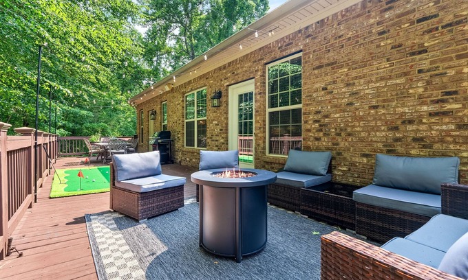 Auburn - Opelika Casa | 6BR | 5 min to RTJ | Game Room | Back Deck with Grill | Sleeps 15