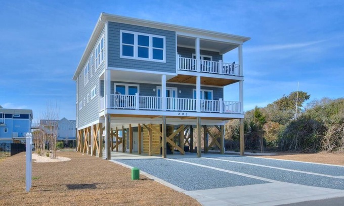 Yaupon Beach Casa | 6BR/6.5BA House - BRAND NEW, OCEAN VIEWS, POOL, Putting Green, Sleeps 16