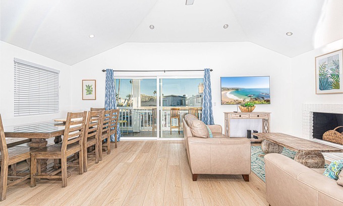 West Newport Condominio | 6BR Beach House with A/C | Sunny Patio | Balcony with Ocean Views!