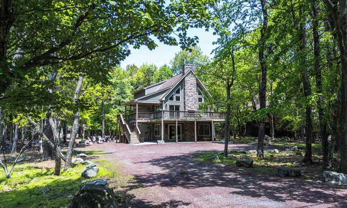Lake Harmony Estates Casa | Modern 6BR Lake Harmony Chalet w/ Hot Tub, Arcade, Fireplace, Sleeps 17+!