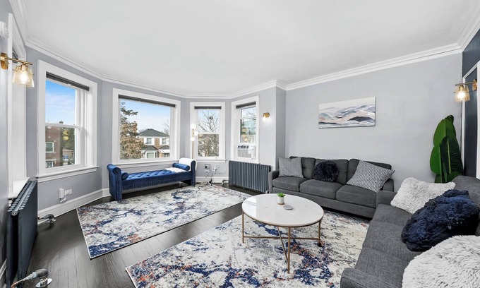 Jefferson Park Casa | 6BR Chicago Gem: Prime, Safe, Family-Friendly Hub