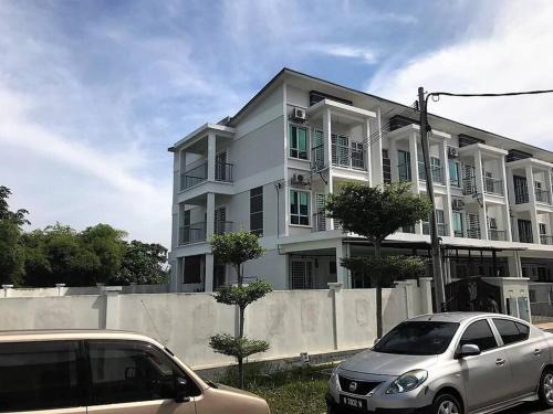 Kampung Paya Casa | 6BR Corner 3-storey House WIFI, Netflix, Aircond