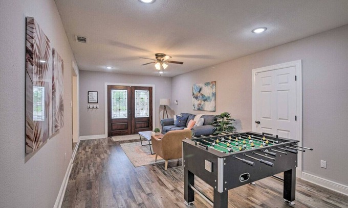 Southeast Houston Casa | 6BR Family-Friendly - Foosball, Pool & Ping-Pong
