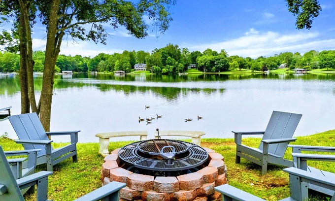 Livingston Casa | 6BR Lakefront @ Lake Anna, Deck, Boat House, Beach