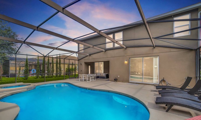 Calabria Villa | 6BR Pool Villa, Minutes from the Parks!