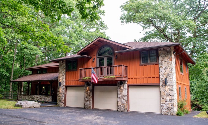 Champion Casa | 6BR/Sleeps 18, 5 Mins to 7Springs, Hot Tub, Pond, Fire Pit