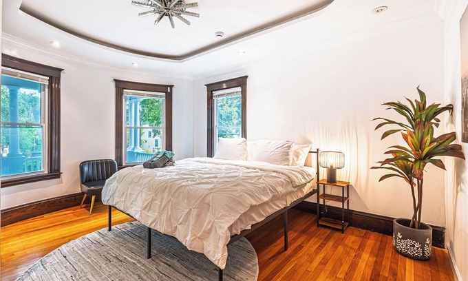 St. Marks Apartamento | 6BR3BA w Parking Near T I Foosball & Family Space
