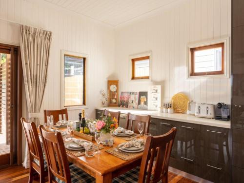 Coorparoo Casa | 6KM to CBD Convenient 5BR Queenslander Coorparoo