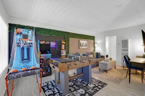 Eastside Apartamento | 6th Haven, Arcade, King Bed, Games, 1 Mile to Beaches