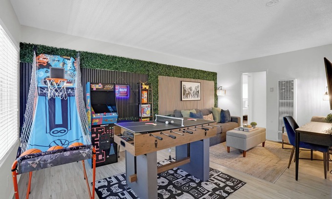 Eastside Apartamento | 6th Haven, Arcades, King Size Bed, Fun Games, 1 Mile to Beaches, AC Unit, Fits 6