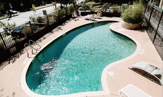Clarksville Condominio | 6th St Escape w/Refreshing Pool – Walk Everywhere!
